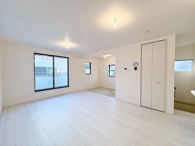 大画面ＴＶの配置も可能なワイドリビングは約17帖。 