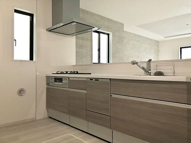 料理をしながらでも、ご家族との会話を楽しめる対面キッチン。 