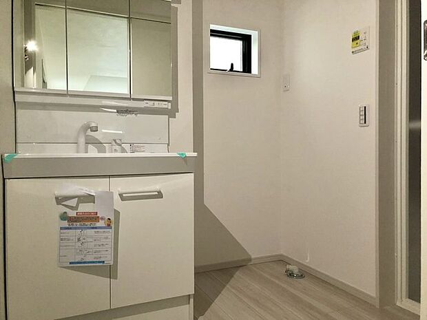 洗面化粧台は清潔感の漂うホワイトをベースカラーに、シンプルなデザインで。 