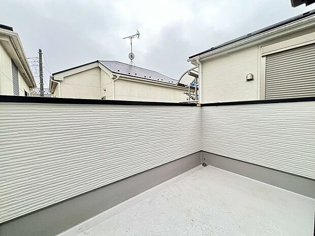 南西面に広がるワイドバルコニー、明るい空間でのびのび過ごせるプランです。 