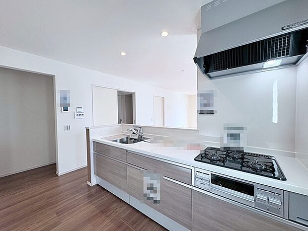 リビングで遊ぶお子様を見守りながらお料理ができる、対面キッチン。 