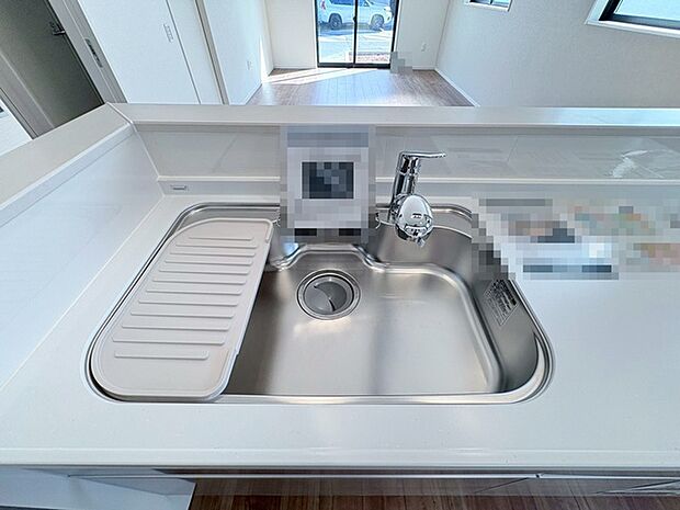 シンク周りのお掃除が楽になる可動式の蛇口を搭載。