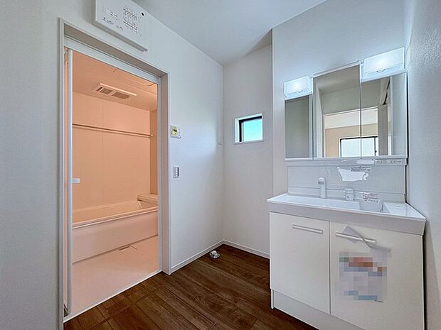 たっぷりの収納を設けたシャワー付洗面台で快適な暮らし。 