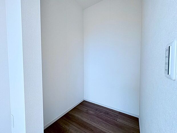 季節物の衣類もスッキリ収納できる、ウォークインクローゼット。 