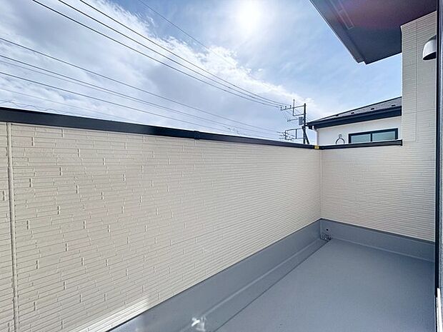 南向きバルコニーでお洗濯ものはいつもカラッと乾きます。 