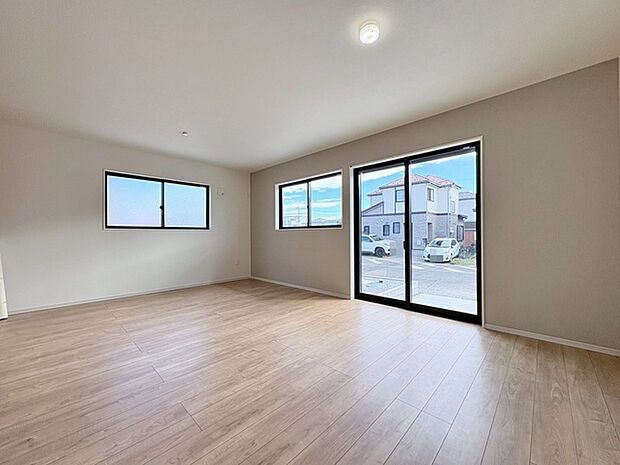 大画面ＴＶの配置も可能なワイドリビングは約18帖。 