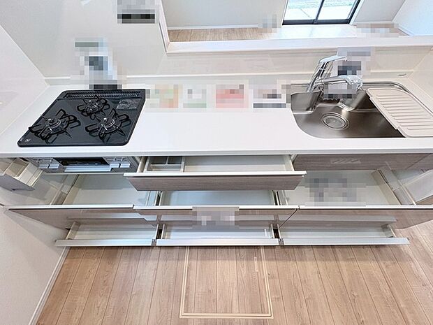 スライド収納付きシステムキッチン。お鍋類の出し入れもスムーズ。 