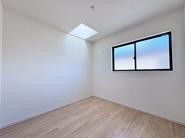 日照の取りづらい北側のお部屋には天窓を設置してあり、天井からの間接的な採光が見込めるようになっています。 