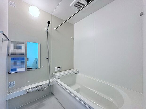 広々1坪タイプのゆったり浴室ユニット。防カビ・抗菌素材なのもうれしい。