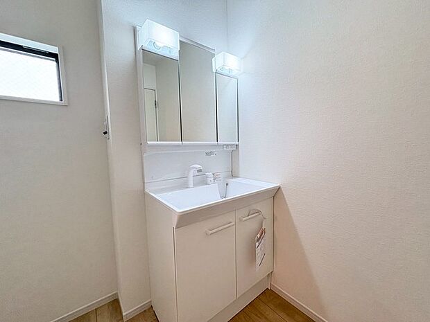 三面鏡にハンドシャワー付き、 使いやすい洗面台。 