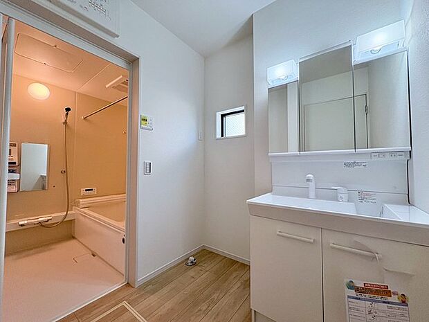 洗面化粧台は清潔感の漂うホワイトをベースカラーに、シンプルなデザインで。 