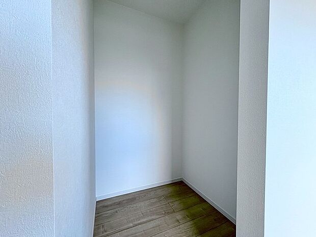 季節物もしまっておける、大容量のウォークインクローゼット。