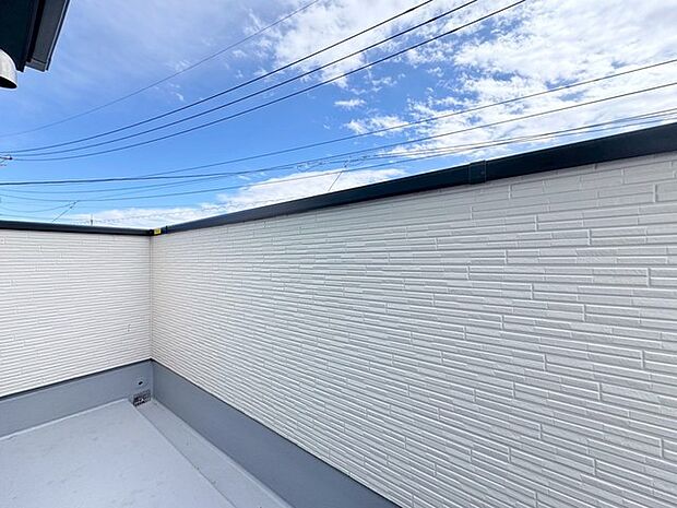 南向きバルコニーでお洗濯ものはいつもカラッと乾きます。 