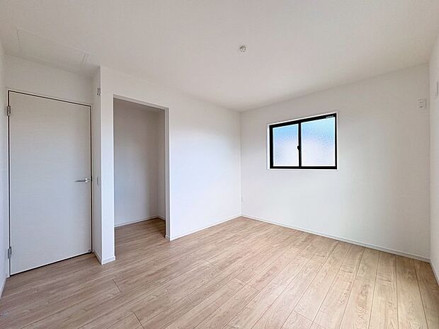 新築の木の匂いのする室内。写真では伝わらないので、ぜひ現地でお確かめください。