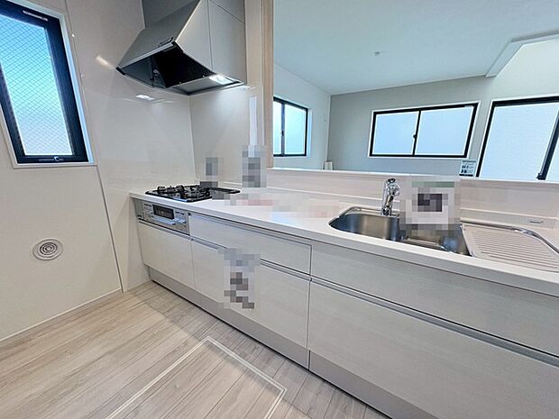 リビングで遊ぶお子様を見守りながらお料理ができる、対面キッチン。