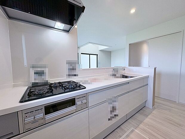 料理をしながらでも、ご家族との会話を楽しめる対面キッチン。