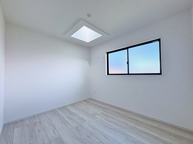 日照の取りづらい北側のお部屋には天窓を設置してあり、天井からの間接的な採光が見込めるようになっています。