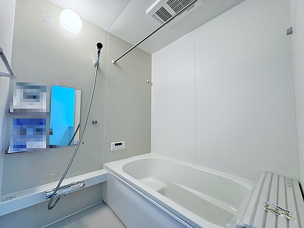 広々1坪タイプのゆったり浴室ユニット。防カビ・抗菌素材なのもうれしい。