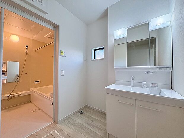 お出かけ前の身だしなみに一歩差がつく三面鏡。