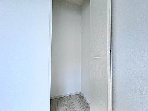 洋服をしまうのにありがたいクローゼット。