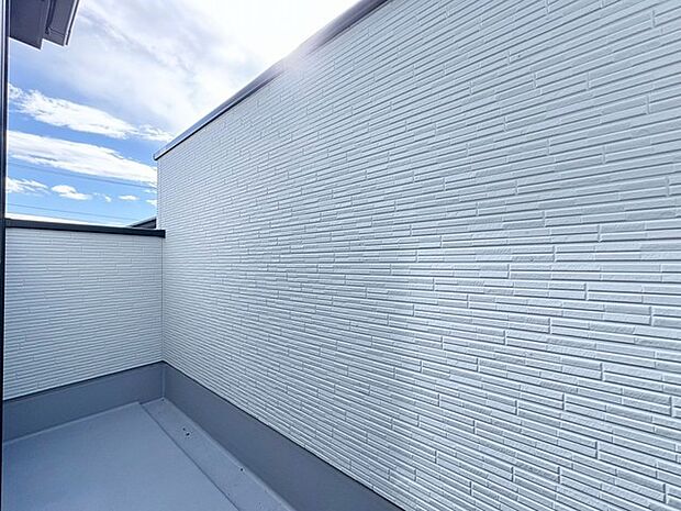 寝室から出られるバルコニーは気分転換にピッタリ。