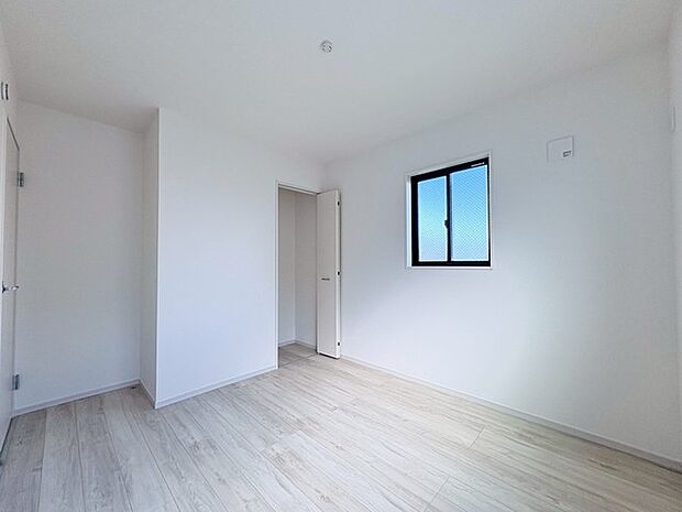 新築の木の匂いのする室内。写真では伝わらないので、ぜひ現地でお確かめください。