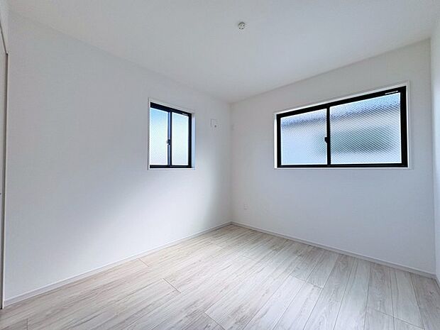 今からここを誰のお部屋にしようか、そんな洋室。大きさは5.2帖です。