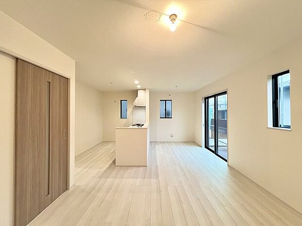 ご家族みんながゆったりくつろげる広々リビング。