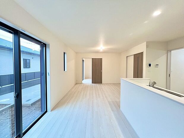 南側に大きな窓を配置、明るいリビングが出来ました。