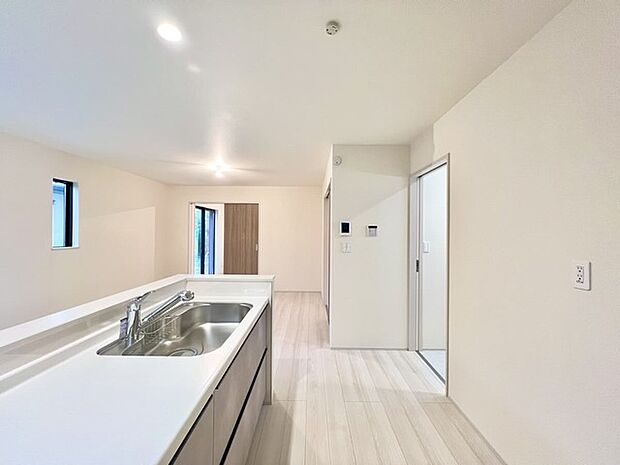 カウンターからはリビングが広く見渡せ、ご家族とのコミュニケーションも弾みます。