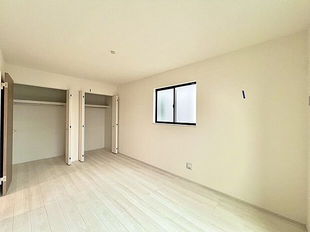 バルコニーからはたっぷりと太陽の光が舞い込みます。