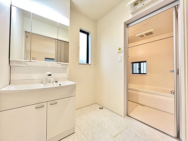 たっぷりの収納を設けたシャワー付洗面台で快適な暮らし。