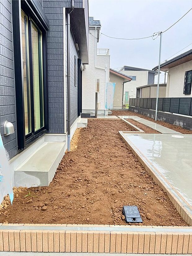 小さなお庭はメンテナンスが楽でちょうど良いかも知れませんね。