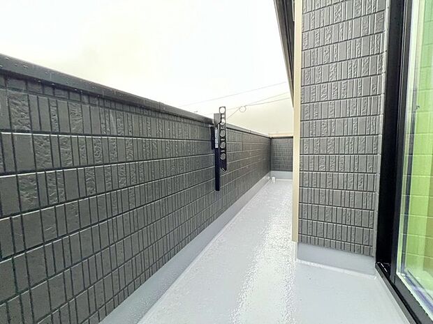 ベランダには折りたたみできる物干し金物付き。