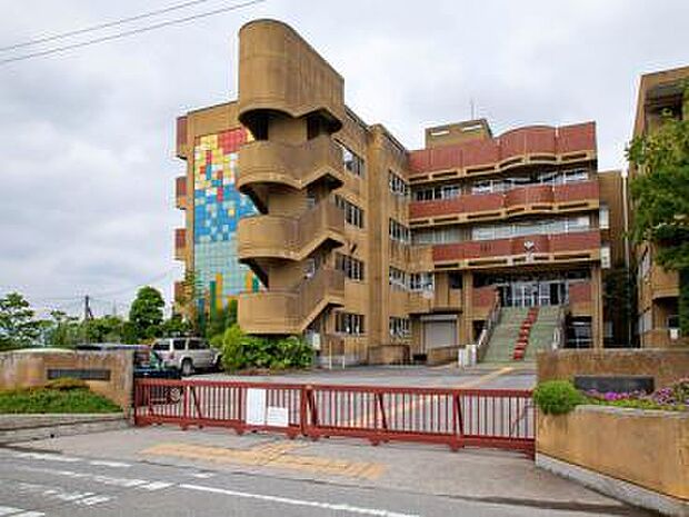 越谷市立千間台中学校(1300m)