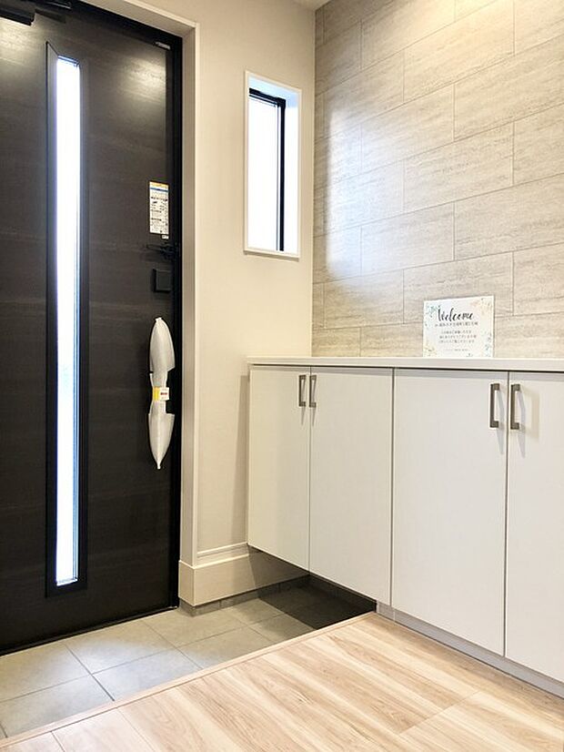 採光で明るい玄関。