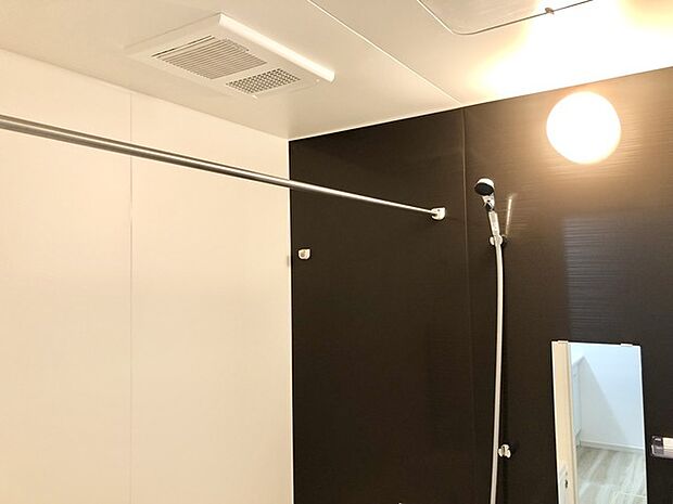 湿気のこもらない浴室乾燥機付き。