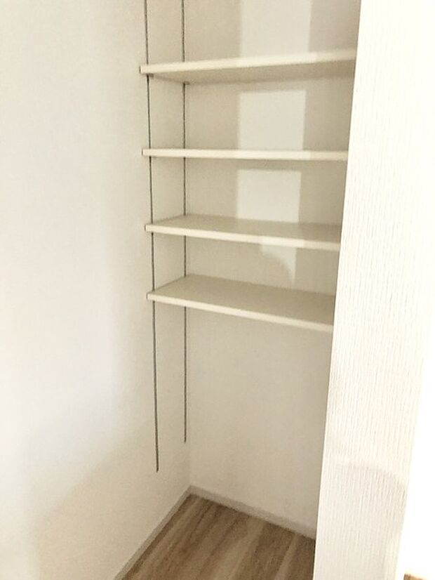 ストックに便利なキッチンパントリー。