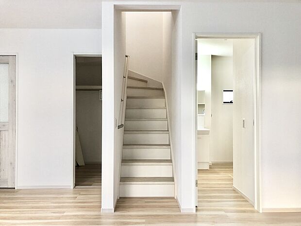 家族の動線が分かりやすいと定評のあるリビングイン階段を採用したプラン。