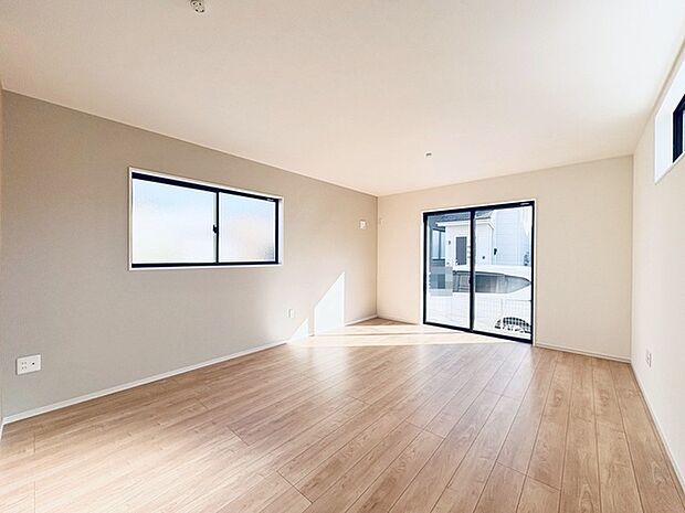 大画面TVの配置も可能なワイドリビングは約16帖。