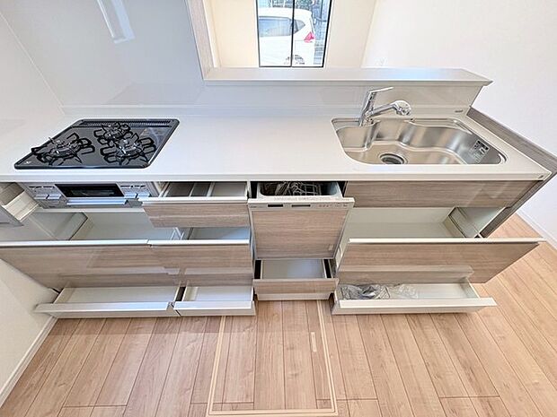 収納スライドをぐっと開けばお鍋や調味料をどんどんしまえる大収納。キッチンはいつもキレイ。
