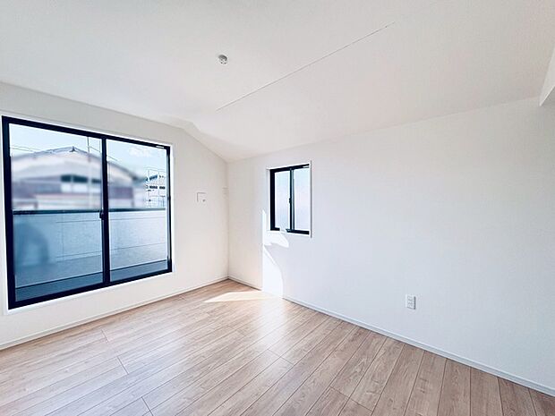 広々バルコニーから、たっぷり太陽の恵みが得られます。