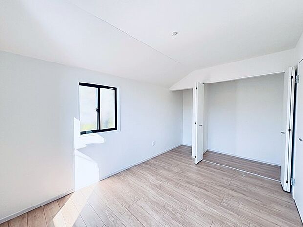 新築の木の匂いのする室内。写真では伝わらないので、ぜひ現地でお確かめください。