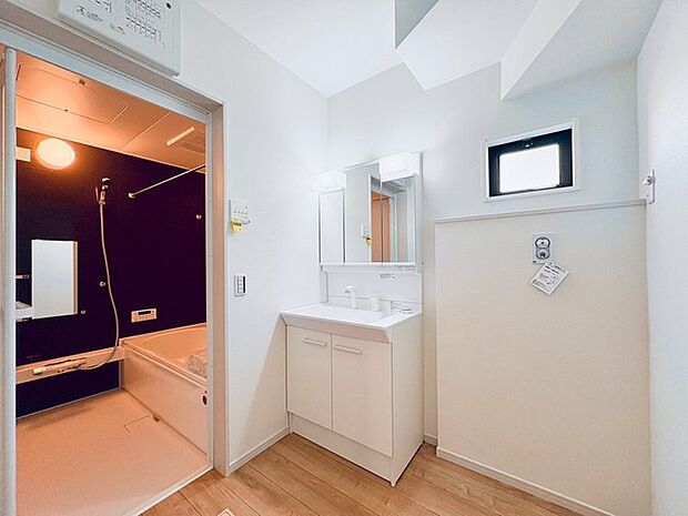 お出かけ前の身だしなみに一歩差がつく三面鏡。