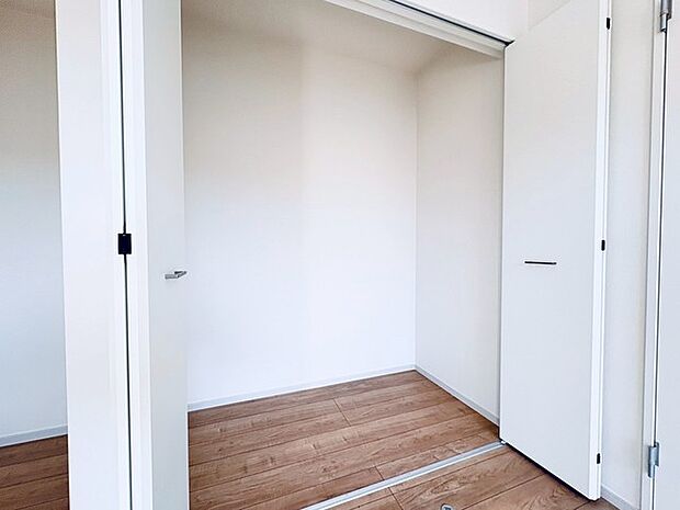 今や標準、全居室収納スペース付きの物件です。