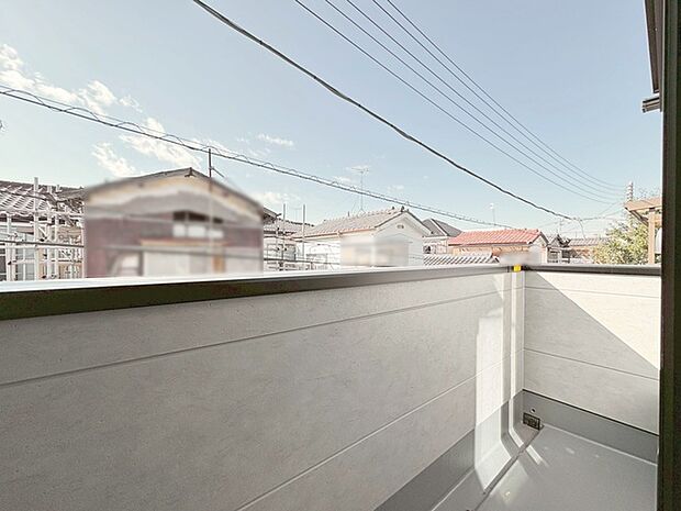 前面の住まいとの距離感があるから、圧迫感を感じません。