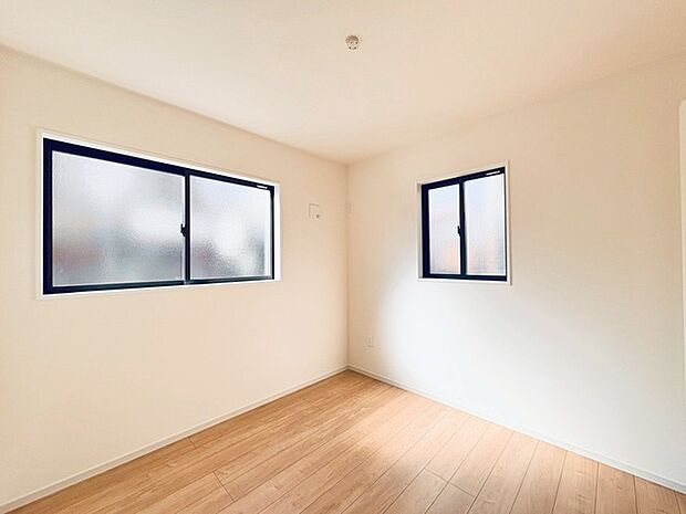 新築の木の匂いのする室内。写真では伝わらないので、ぜひ現地でお確かめください。