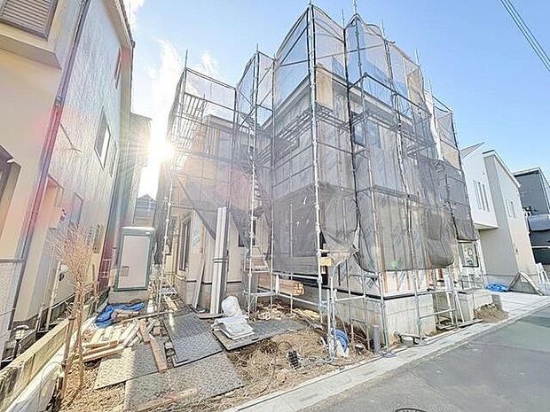 未来への空間が、青空の下で静かに姿を現し始めています。