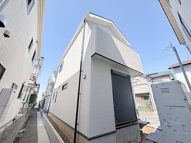 端正な外観が、整然とした街並みに調和する住まい