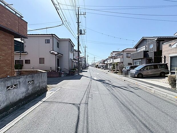 穏やかな陽光と澄んだ青空が広がる、心地よい街並み。